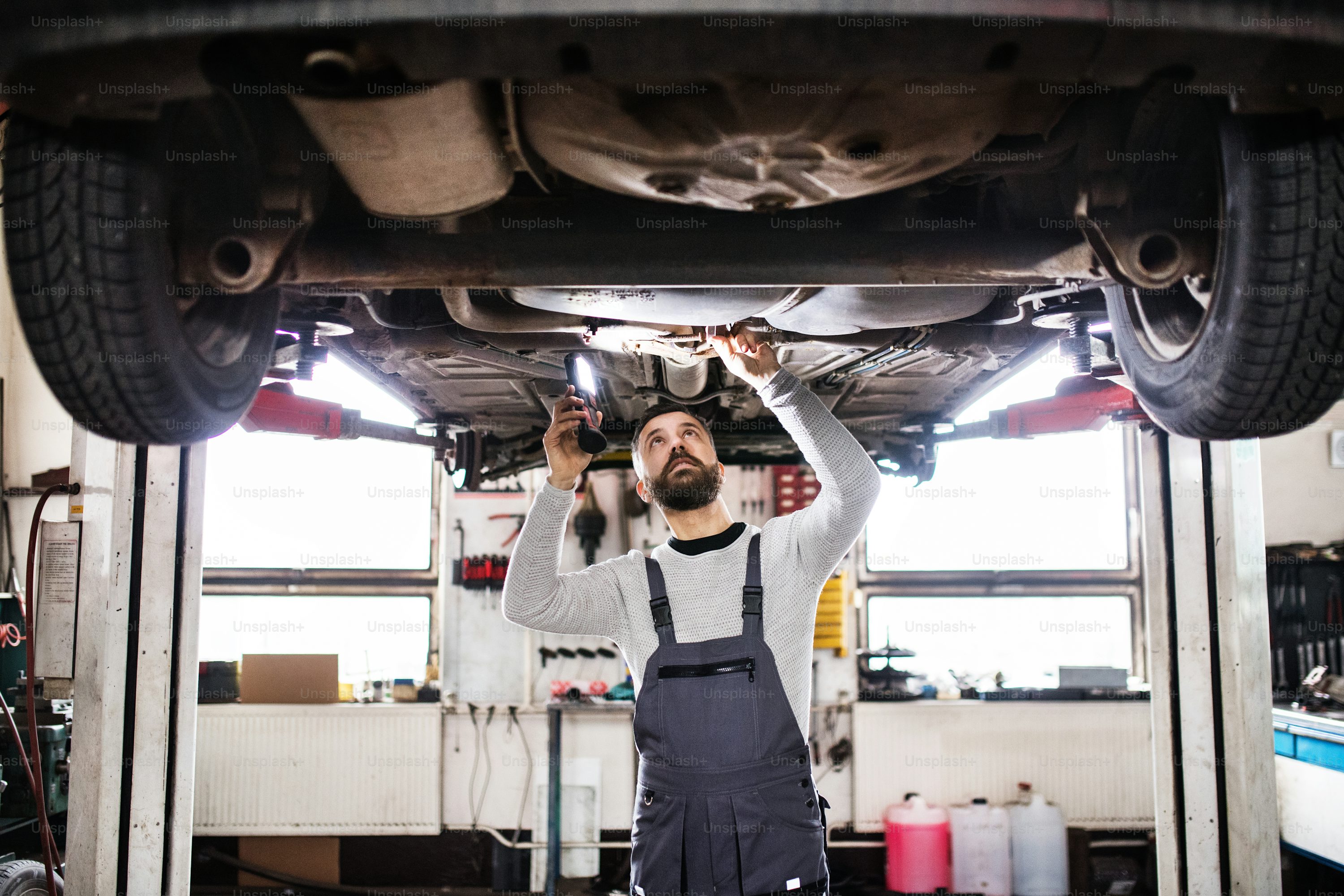 Werkstattaufnahme eines Autos auf einer Hebebühne
